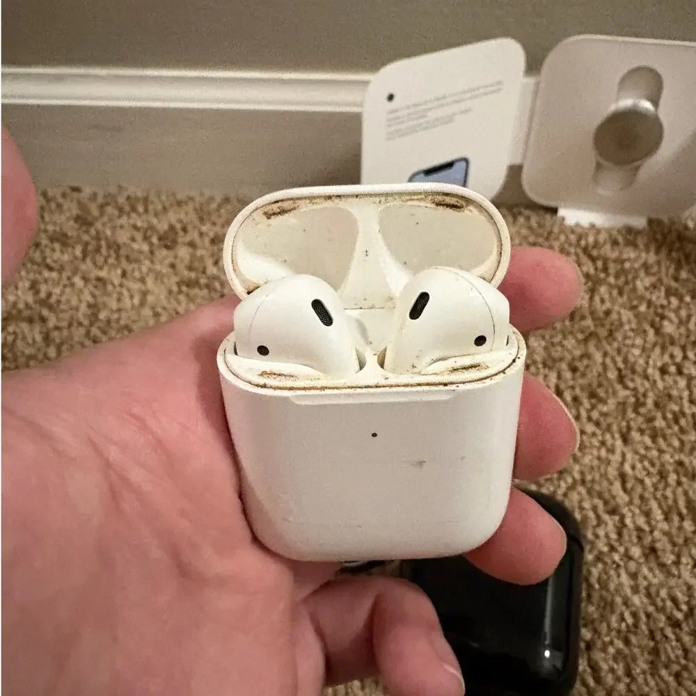 Apple Bundle (Unlocked): iPhone 8 Plus, AirPods Gen 1/2, Pro Case, AirTag - Lot